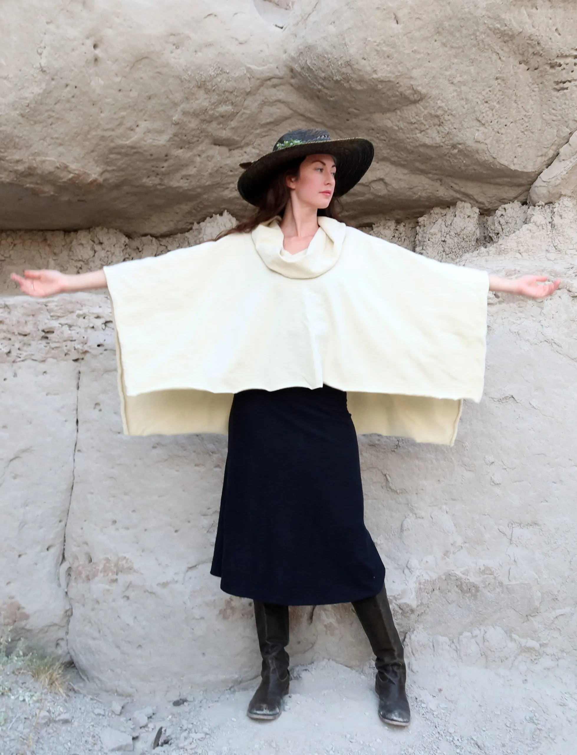 ORGANIC WOOL Nomad Aphrodite Cropped Cape