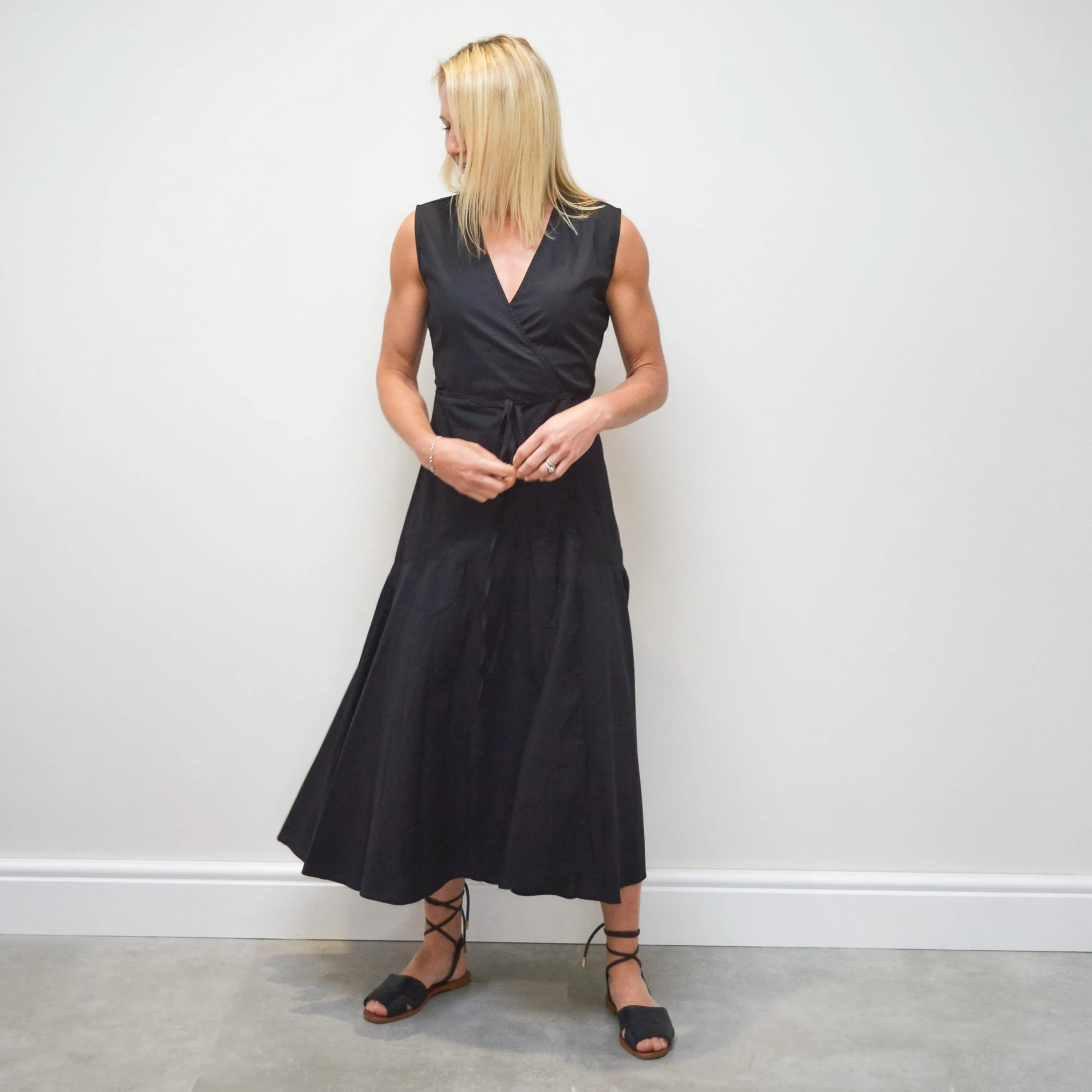 Sleeveless wrap dress - Black