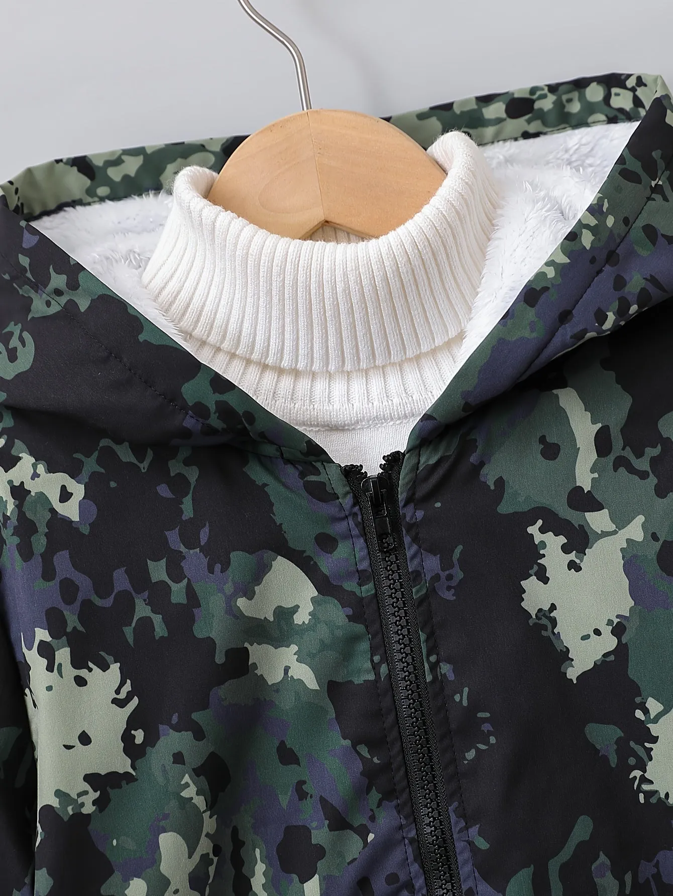 Stylish Camo Fleece Jacket for Boys - Fleece - Waterproof, Windproof, and Warm Hooded Coat with Zipper, Perfect for Winter Outdoor Activities and as a Gift