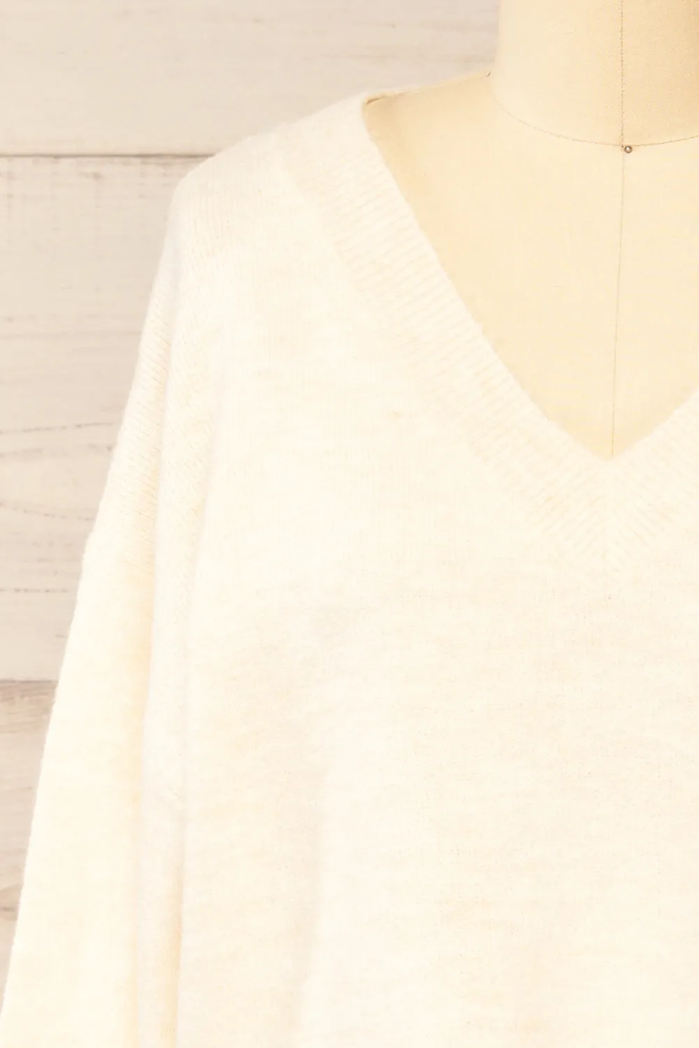 Tottenham Beige | V-Neck Knit Sweater