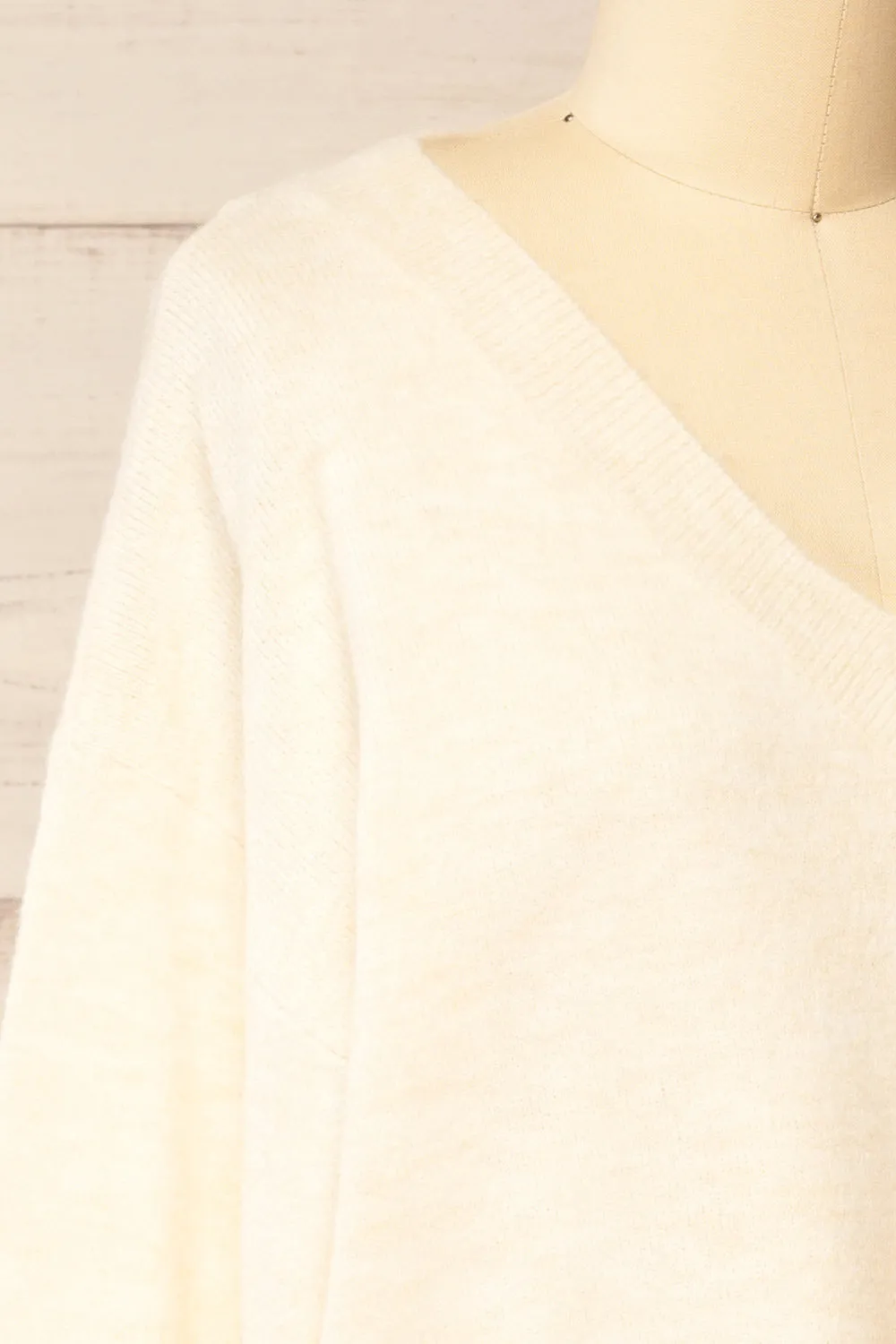 Tottenham Beige | V-Neck Knit Sweater